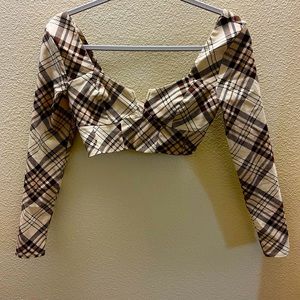 Cropped long sleeve. V neck with zip up back